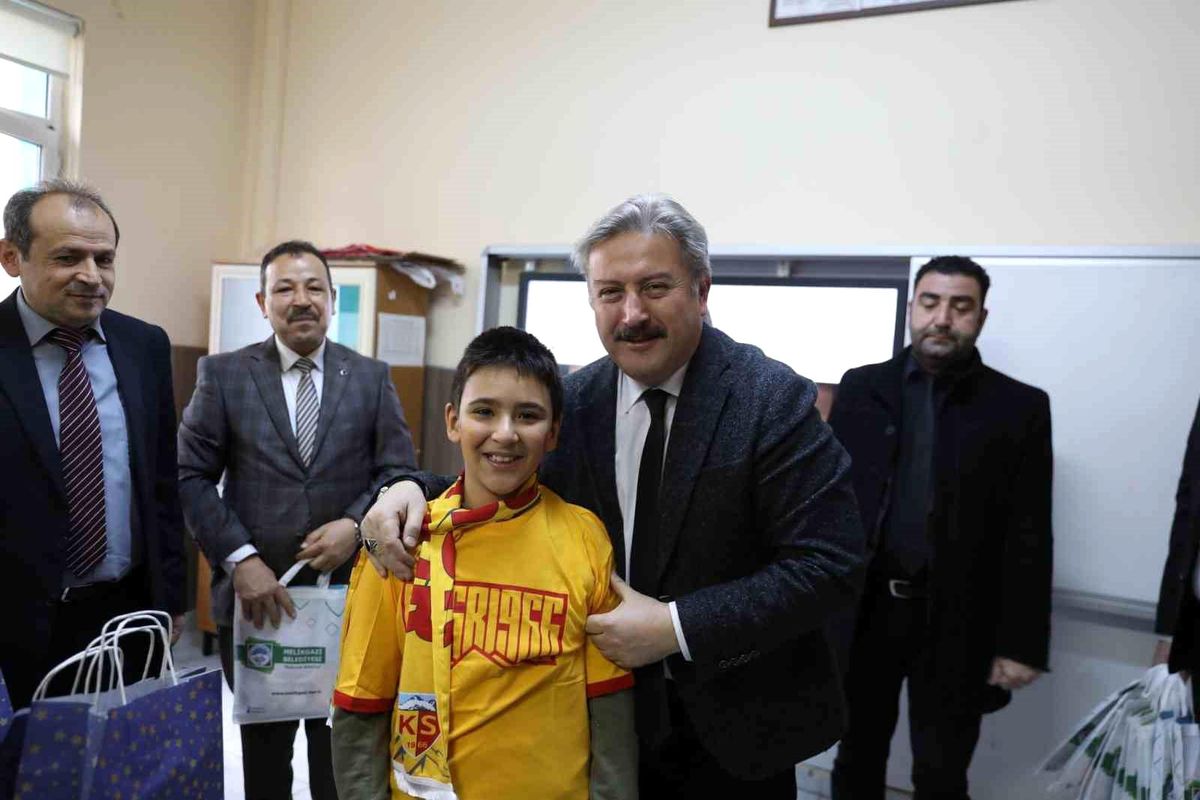 Melikgazi Belediye Başkanı Karne Dağıtım Törenine Katıldı