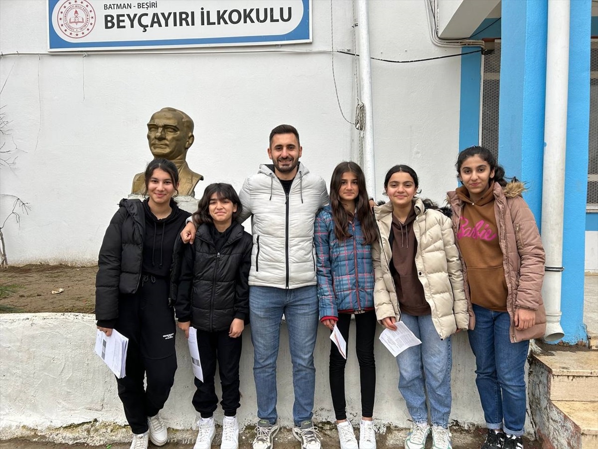 Beşiri ilçesinde öğrencilere yarıyıl tatili karne dağıtıldı
