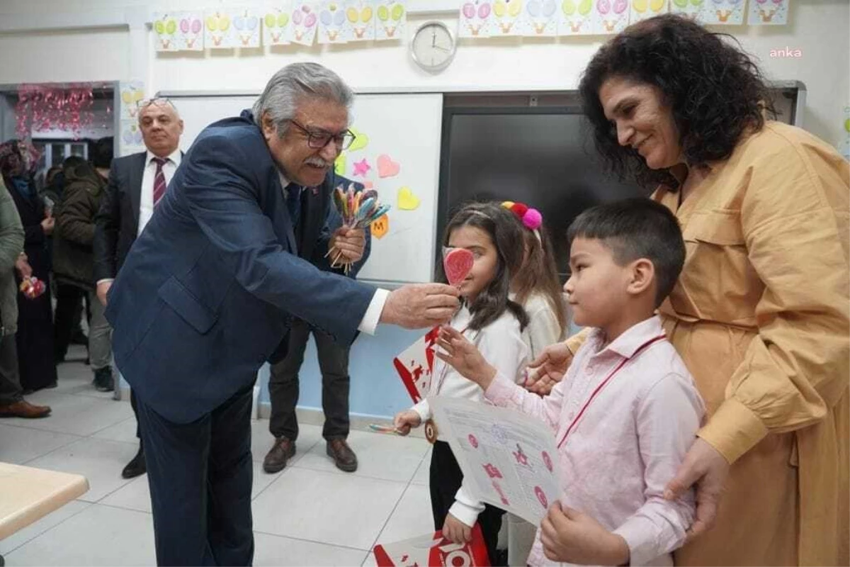 Bilecik Belediye Başkanı Mustafa Sadık Kaya, Atatürk İlkokulu öğrencilerini ziyaret etti