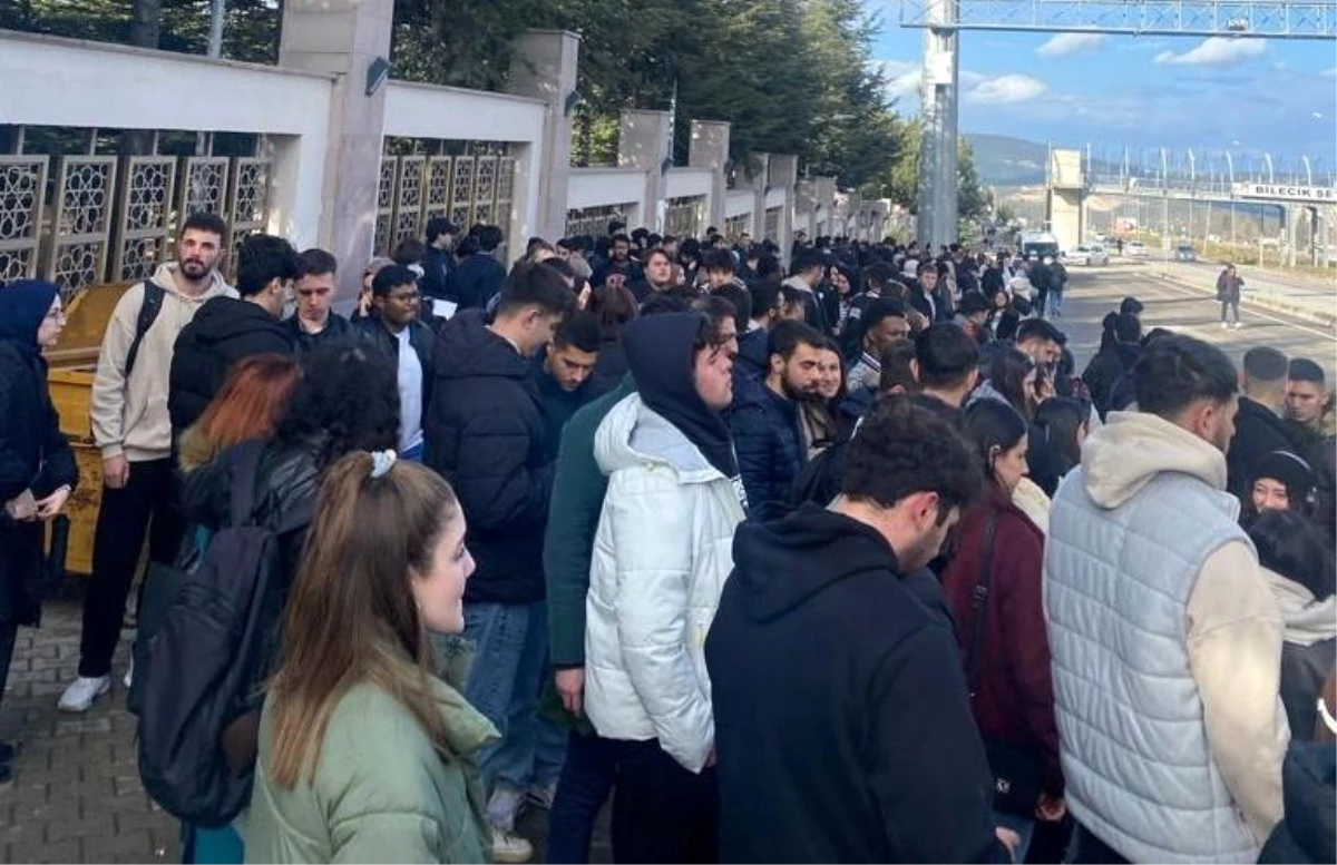 Bilecik\'te Üniversite Öğrencileri Minibüs Beklemekten İsyan Etti