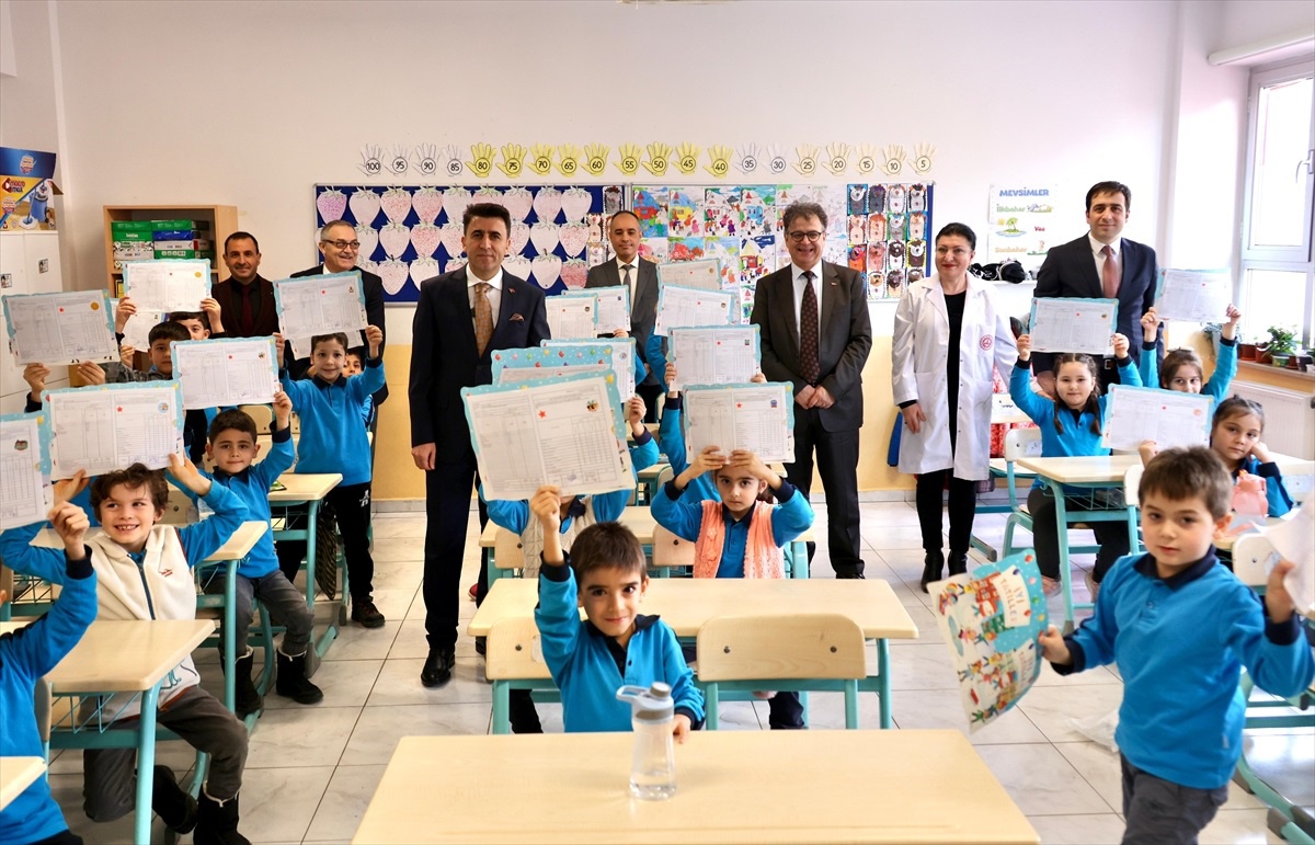 Bilecik Valisi Şefik Aygöl, öğrencilerin karne heyecanına ortak oldu