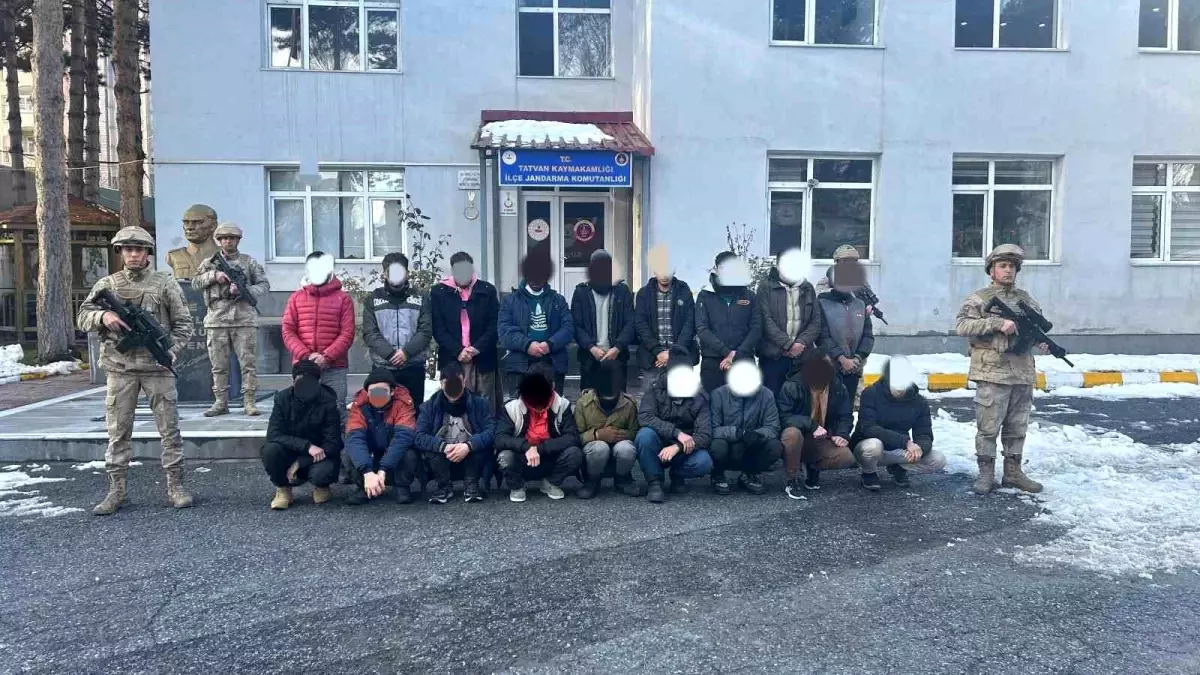 Bitlis İl Jandarma Komutanlığı tarafından 18 düzensiz göçmen yakalandı