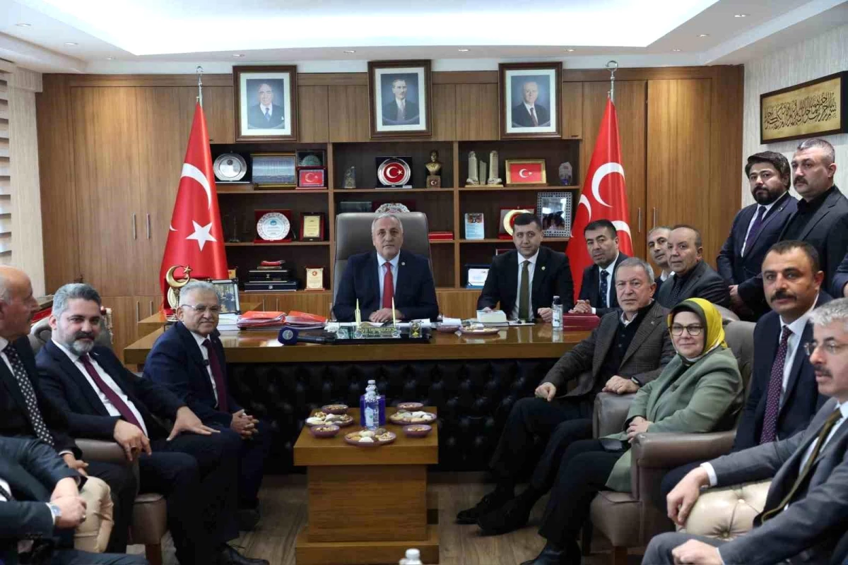 Kayseri Büyükşehir Belediye Başkanı Dr. Memduh Büyükkılıç, MHP İl Başkanlığı\'na nezaket ziyaretinde bulundu