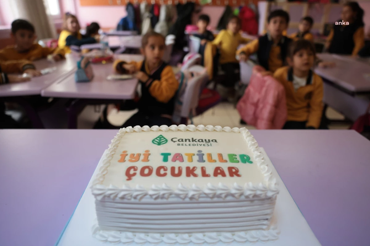 Çankaya Belediyesi, öğrencilere karne hediyesi olarak yaş pasta sürprizi yaptı