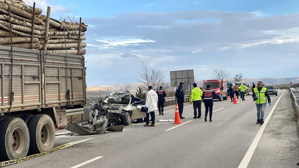 Çankırı\'da Odun Yüklü Kamyonla Çarpışan Otomobilin Sürücüsü Hayatını Kaybetti