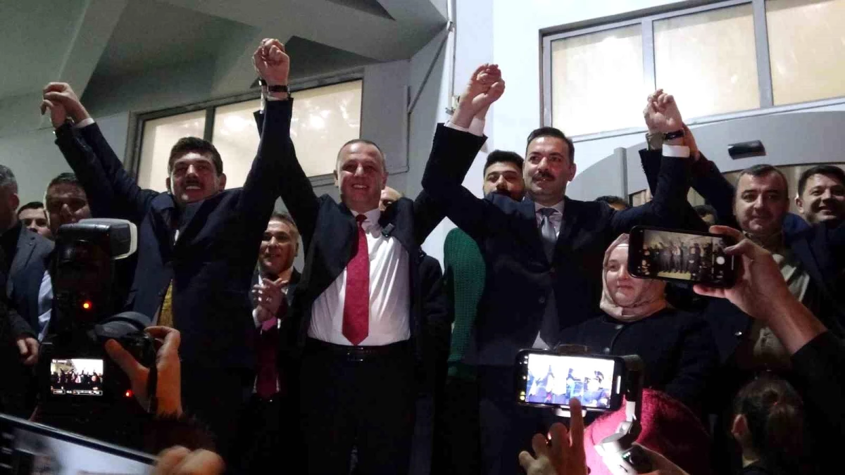 Zonguldak\'ta Cumhur İttifakı\'nın Belediye Başkan Adayı Ömer Selim Alan Coşkuyla Karşılandı