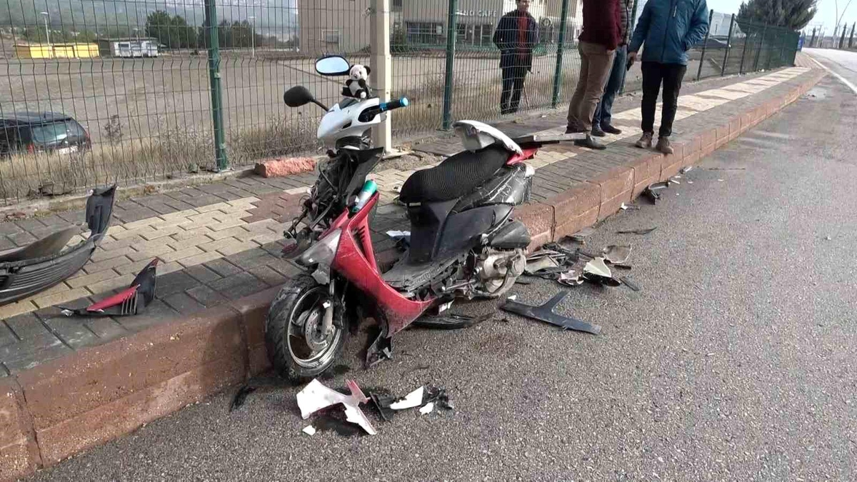Elazığ\'da otomobil ile motosiklet çarpıştı: 2 kişi yaralandı