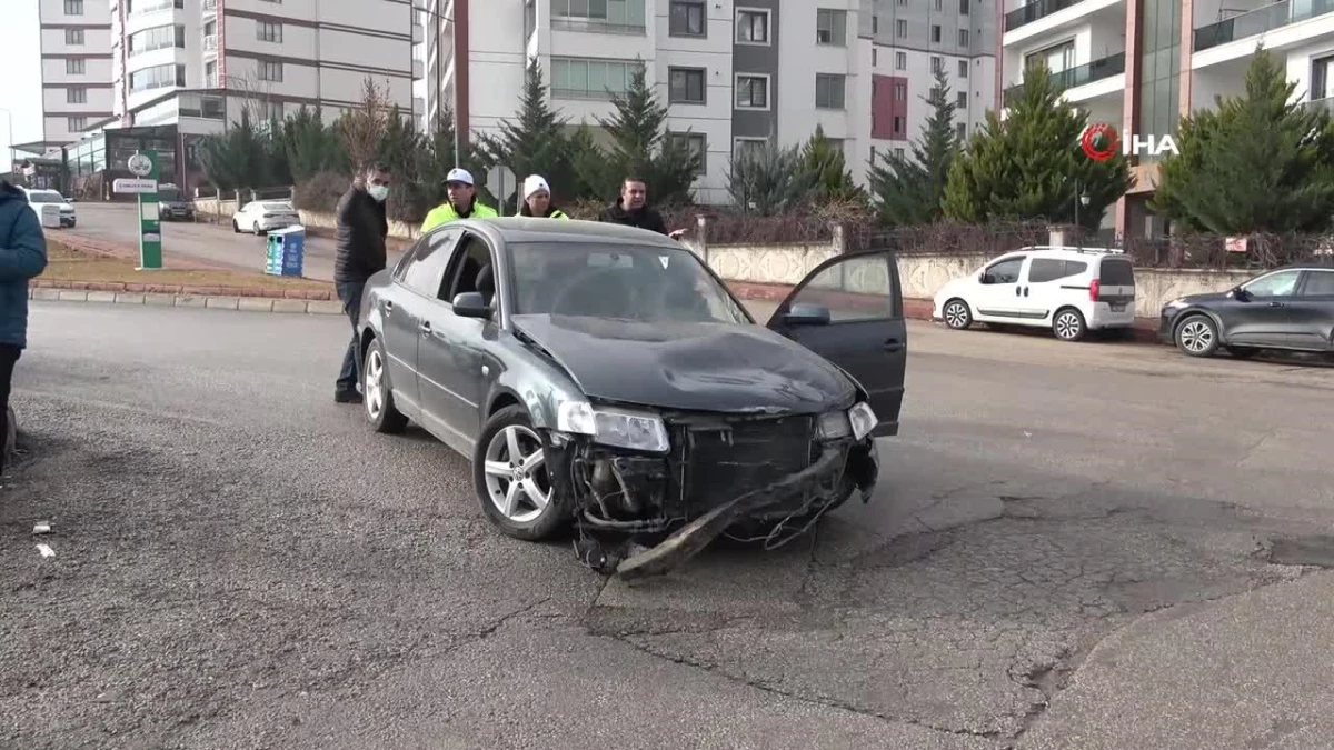 Elazığ\'da otomobil ile motosiklet çarpıştı: 2 yaralı