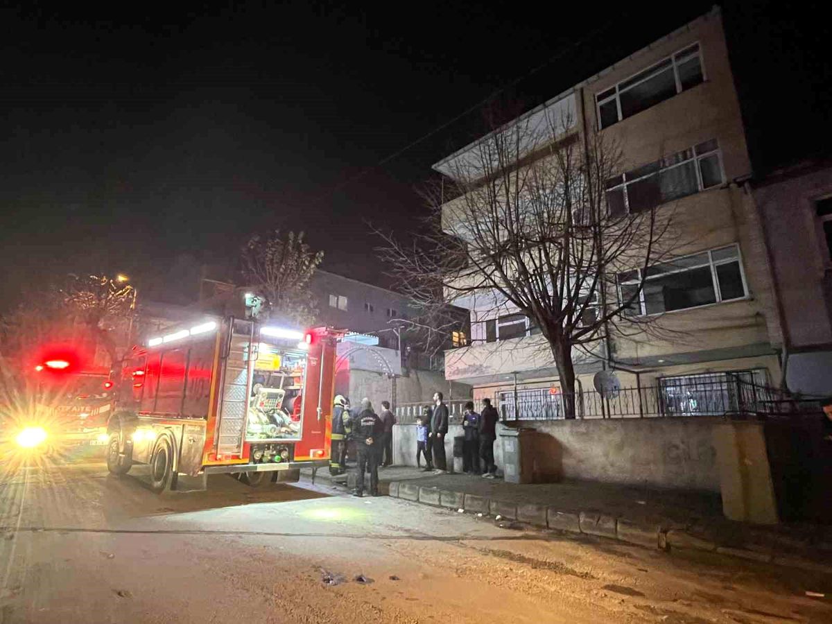 Kocaeli Körfez\'de 4 Katlı Binanın Elektrik Panosunda Yangın Çıktı