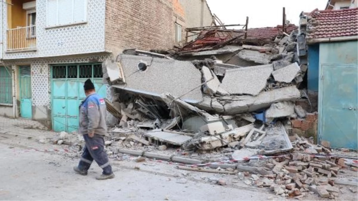 Eskişehir\'de 10 Yıllık Kullanılmayan Bina Çöktü
