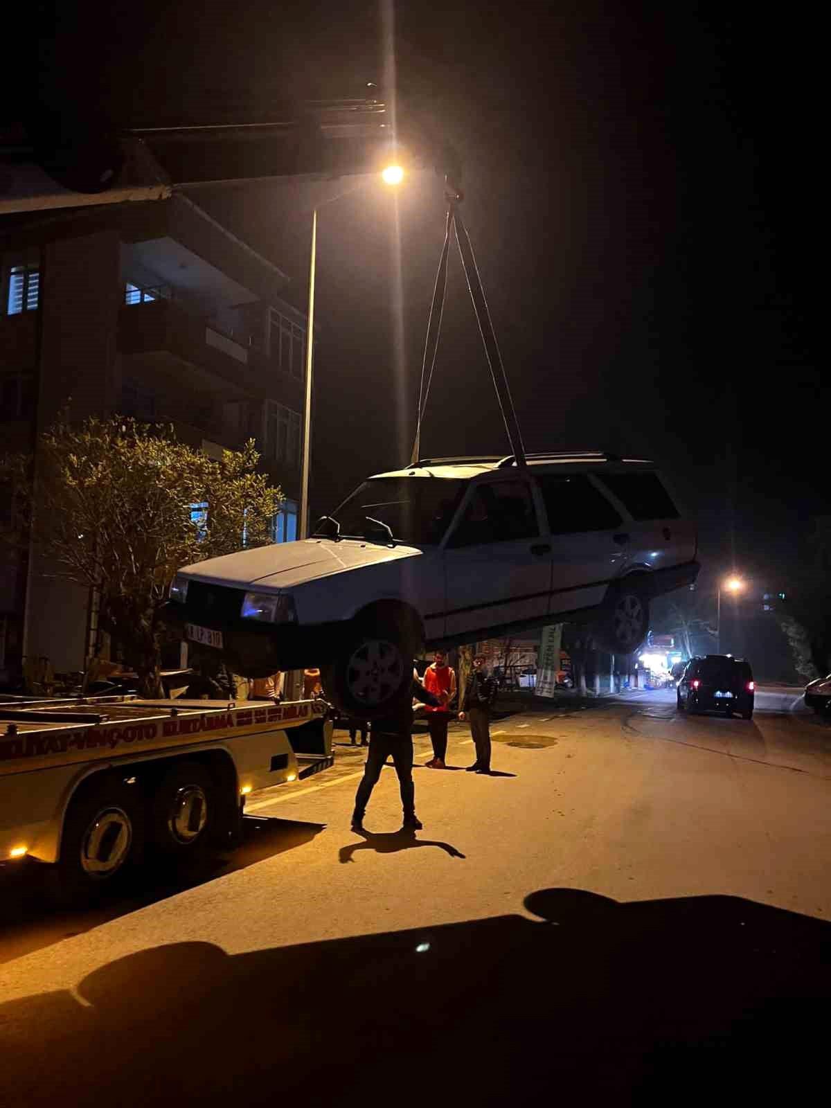 Muğla\'da motosikletten kaçarken otomobil araziye girdi