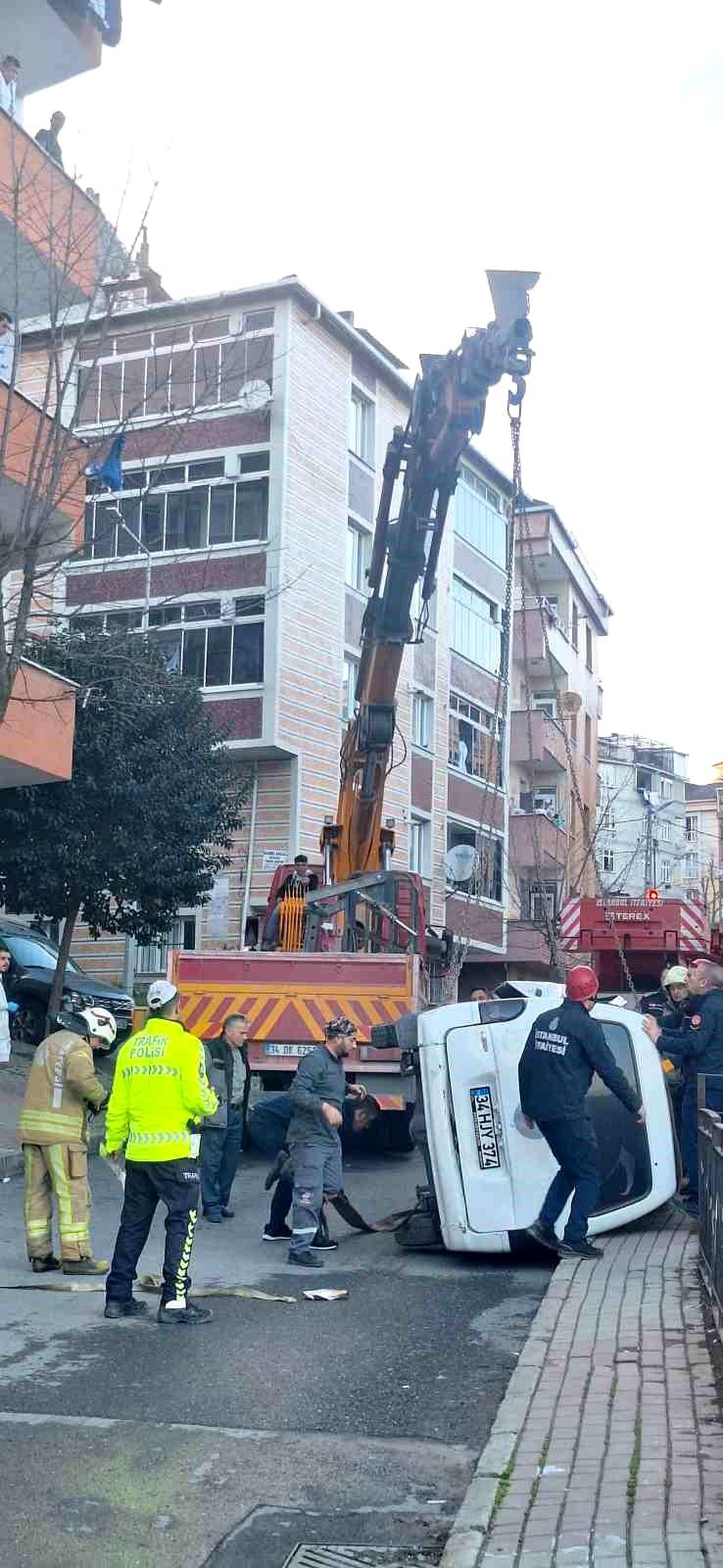 Sultangazi\'de Minibüs Kazası: 13 Yaşındaki Çocuk Hayatını Kaybetti