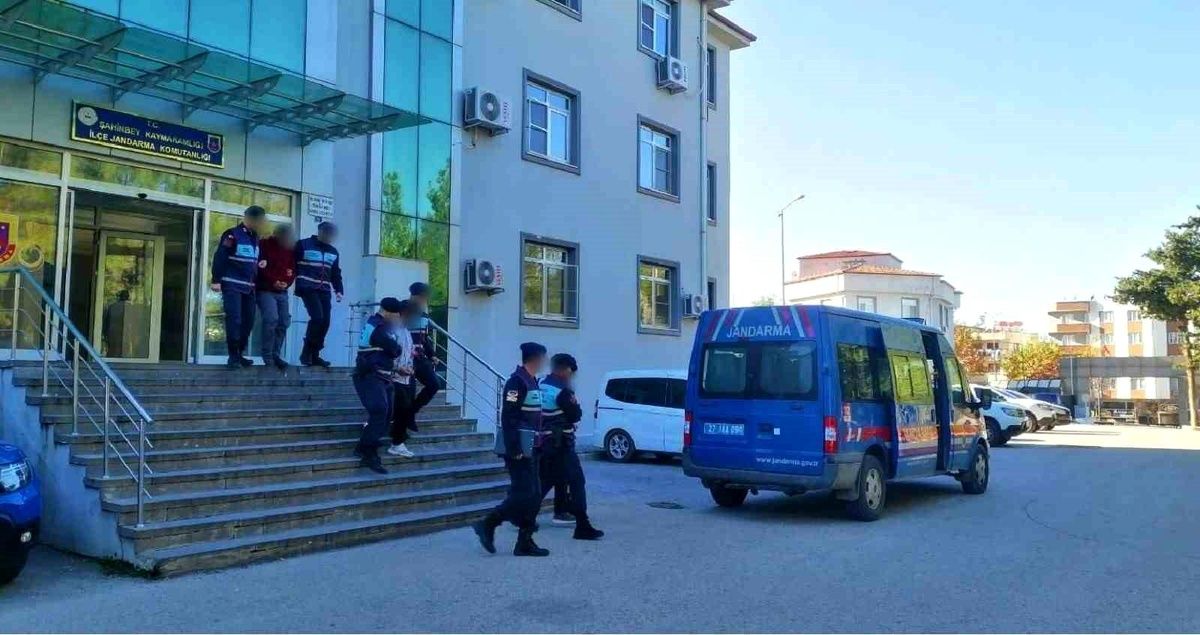 Gaziantep\'te jandarma ekipleri dolandırıcılık şüphelilerini gözaltına aldı