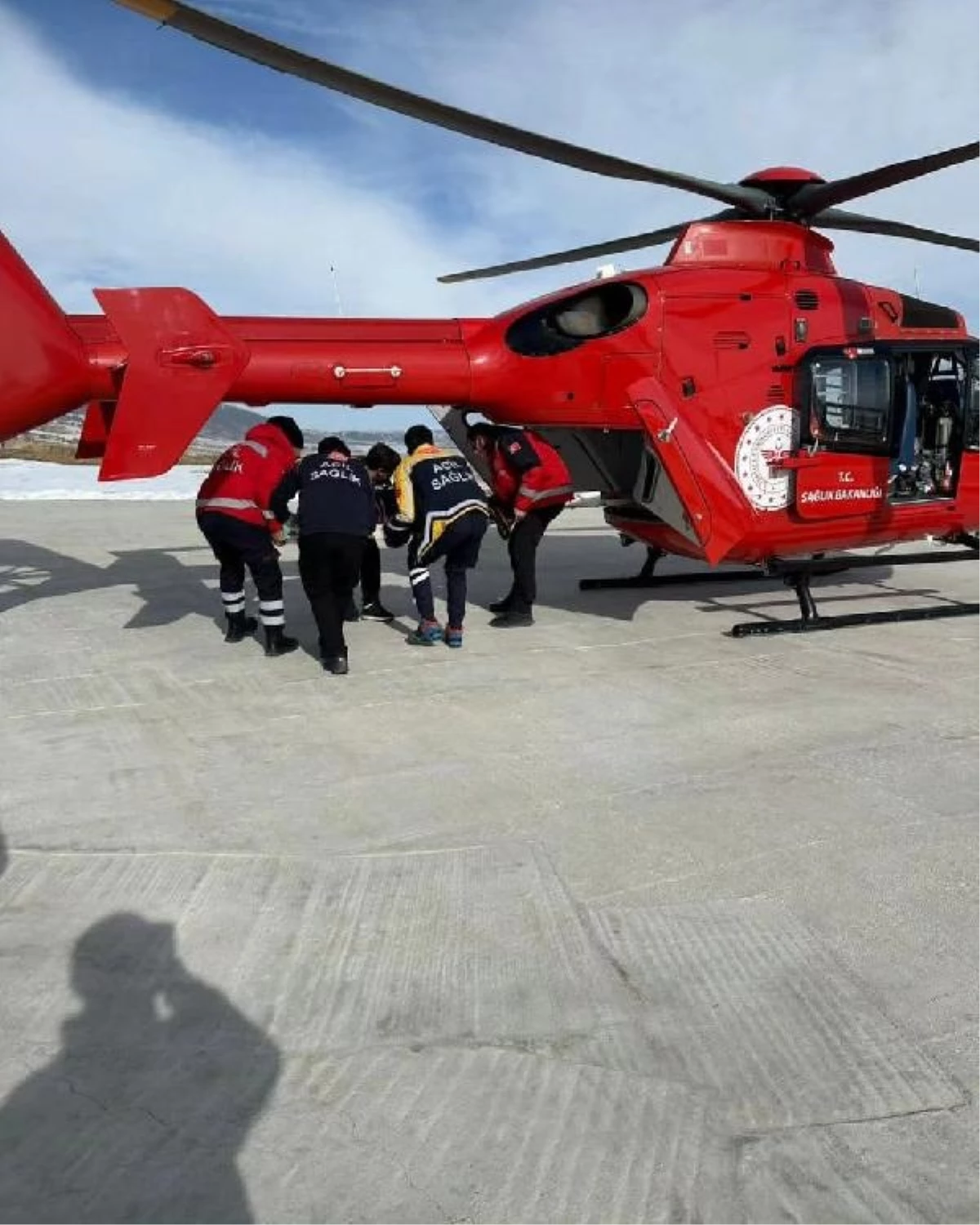Van\'da rahatsızlanan hamile kadın ambulans helikopterle sevk edildi