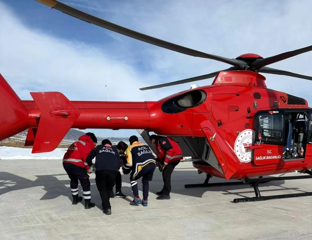Van\'ın Başkale ilçesinde rahatsızlanan hamile kadın ambulans helikopterle hastaneye ulaştırıldı