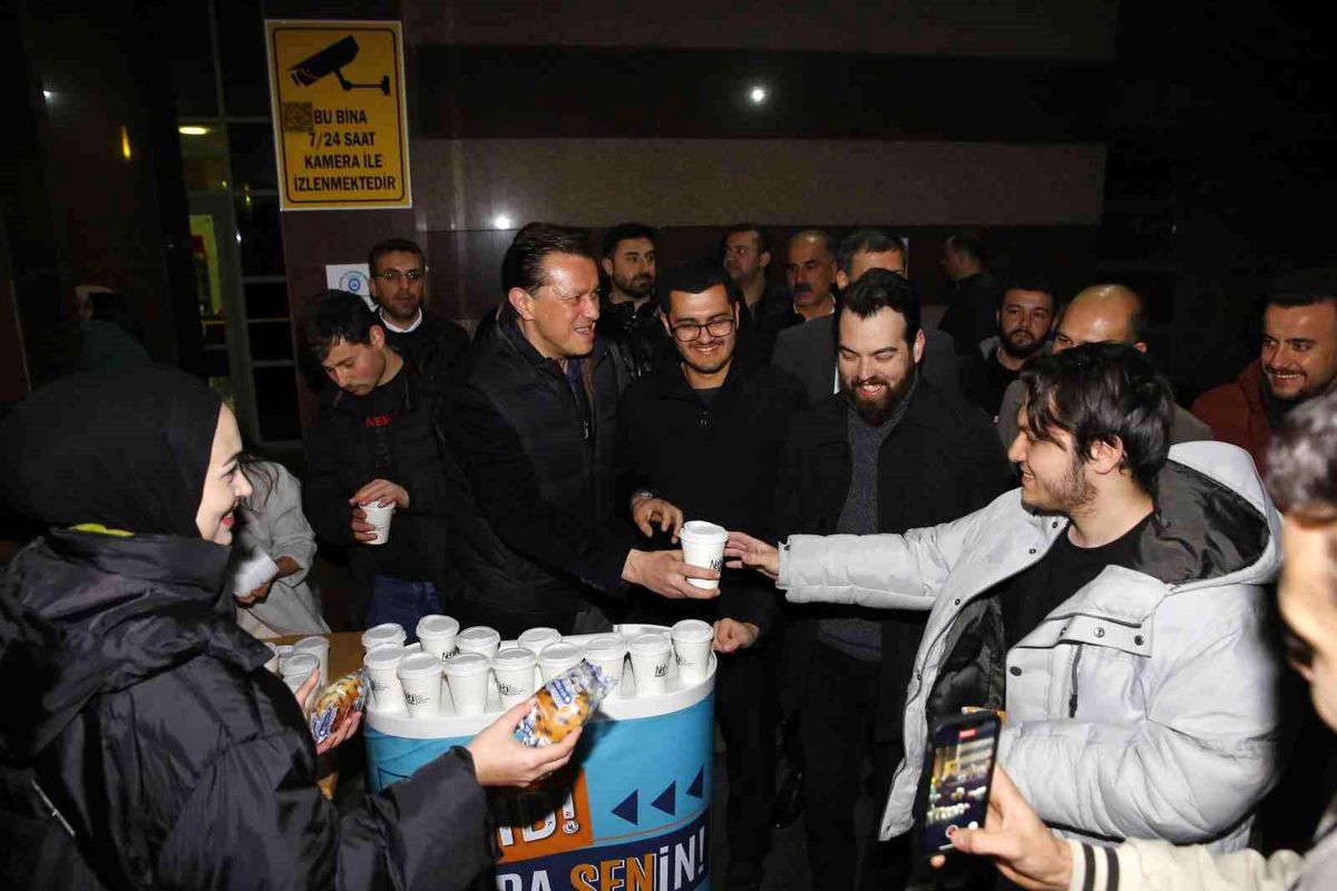 AK Parti Eskişehir Büyükşehir Belediye Başkan Adayı Nebi Hatipoğlu Üniversitelilere Sıcak Çorba İkramında Bulundu