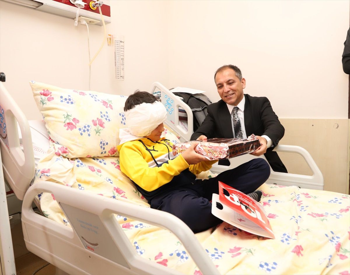 Isparta İl Milli Eğitim Müdürü, hastanede tedavi gören öğrenciye karnesini verdi