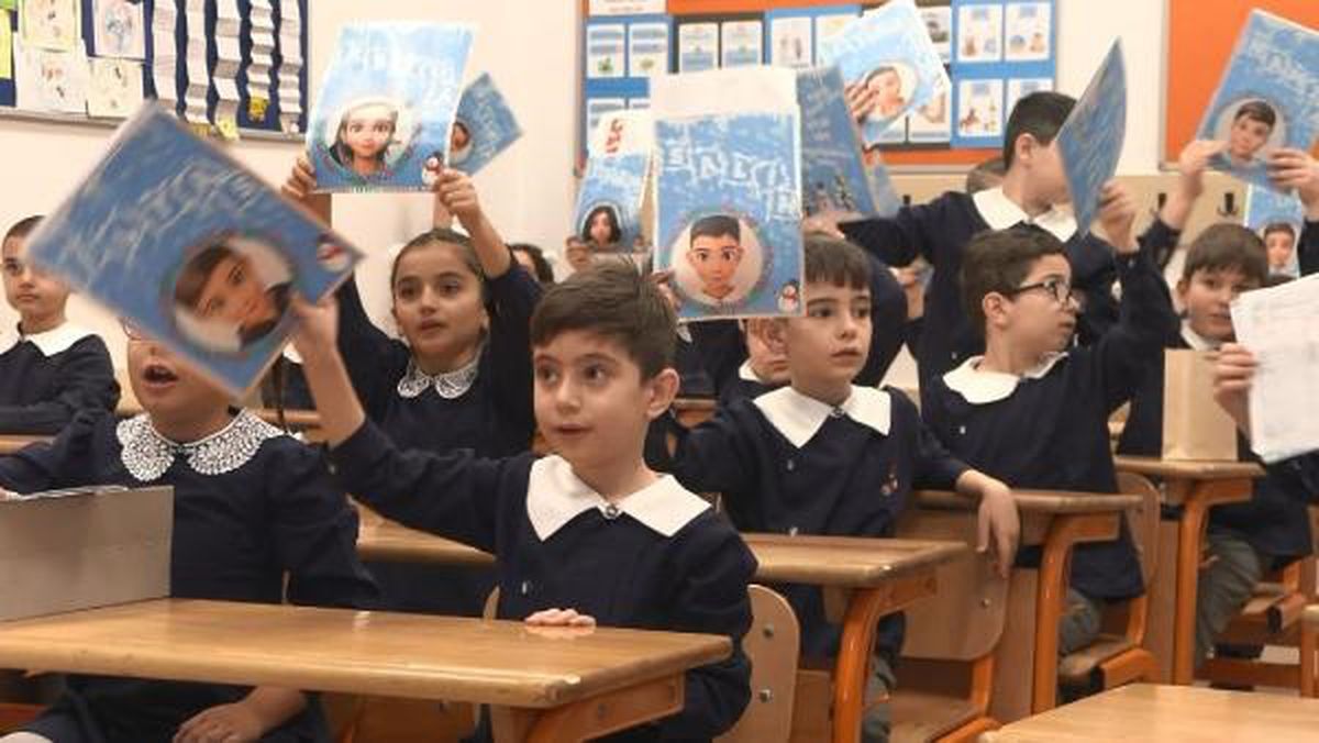 İstanbul\'da Öğrencilere Karne Dağıtıldı