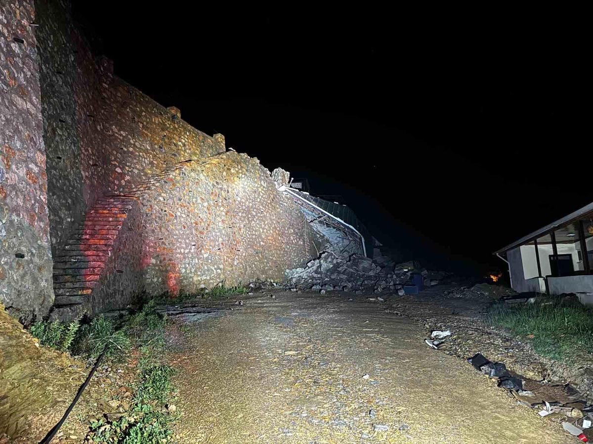 Antalya\'da sağanak yağış sonrası heyelan: Ev göçtü, otomobil ve motosiklet kullanılamaz hale geldi