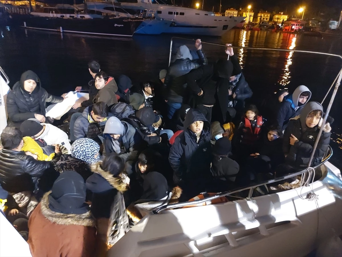 İzmir\'in Çeşme, Seferihisar ve Karaburun ilçeleri açıklarında 158 düzensiz göçmen kurtarıldı