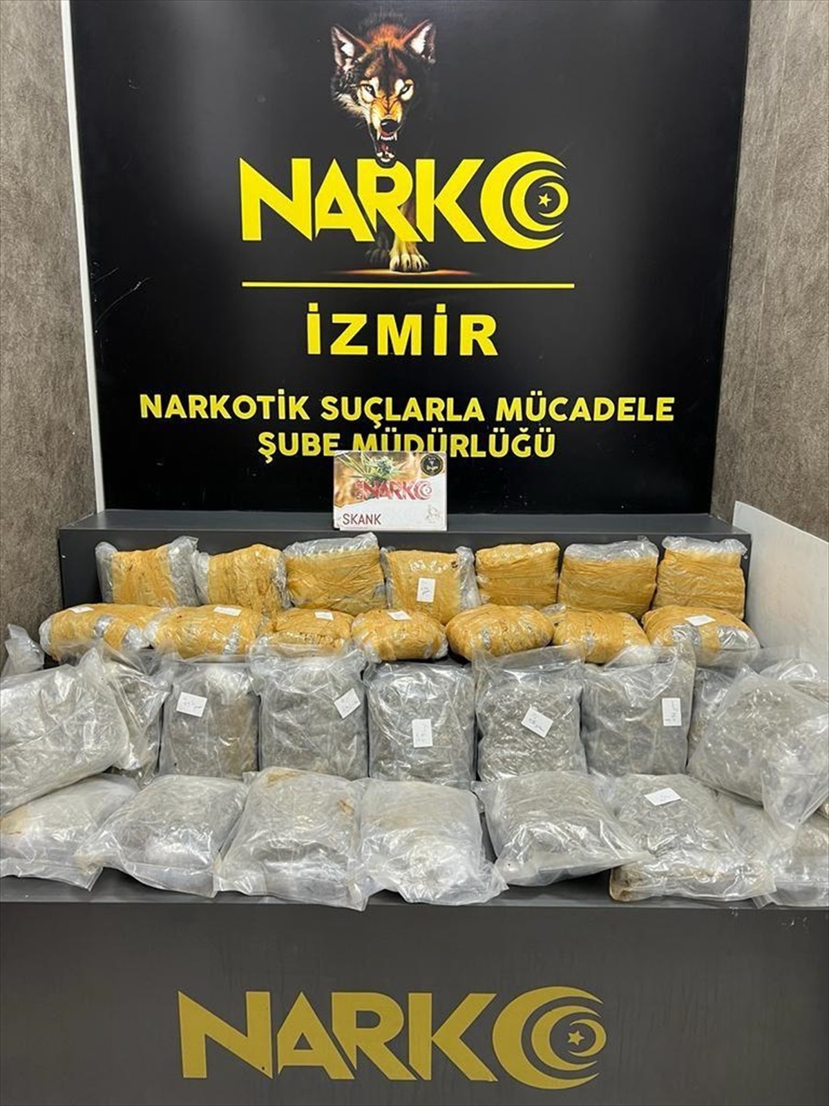 İzmir\'de kamyonetinde 19 kilo 225 gram uyuşturucu bulunan sürücü tutuklandı