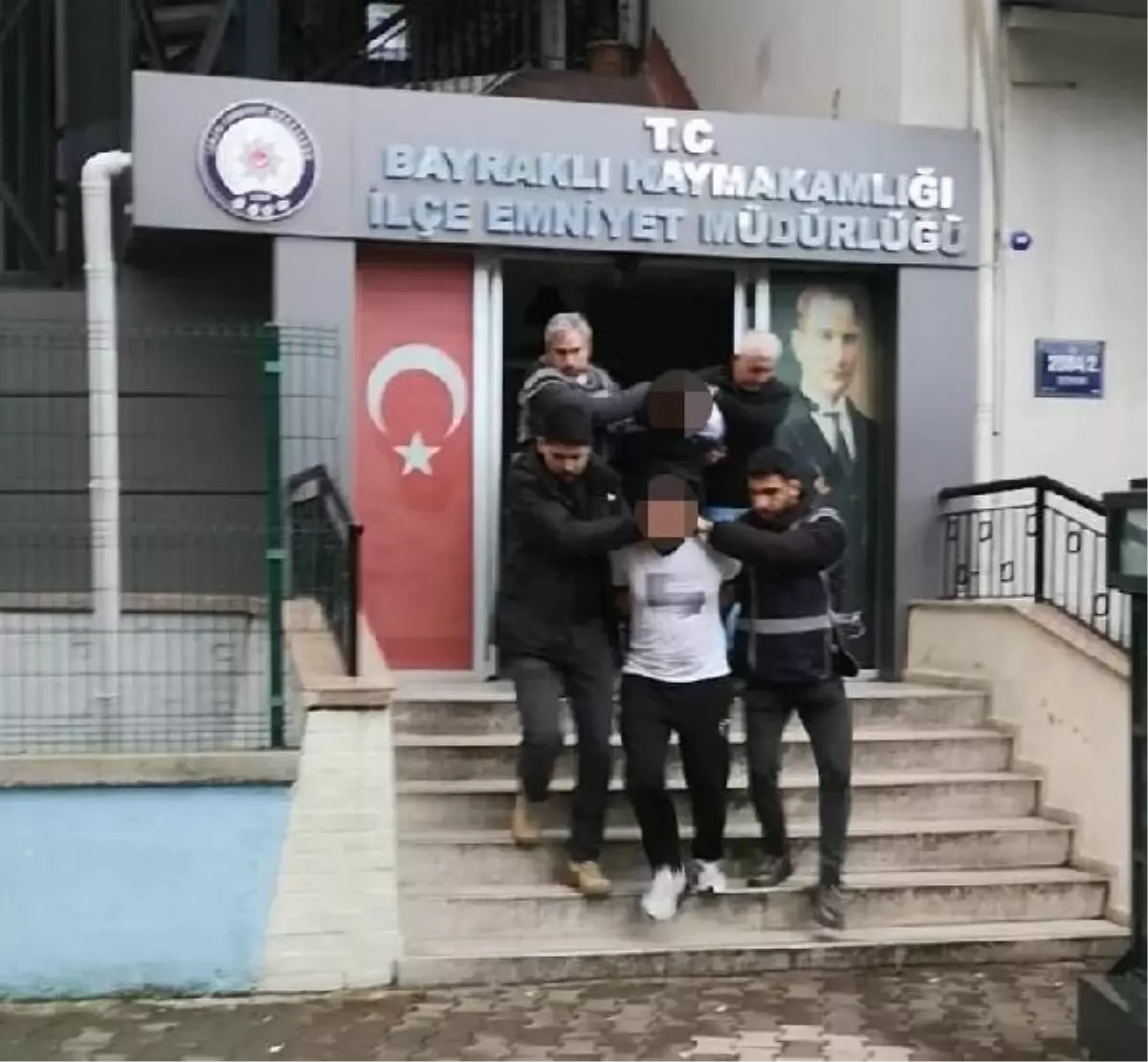 İzmir'de firari hükümlüler polise tabanca doğrulttu