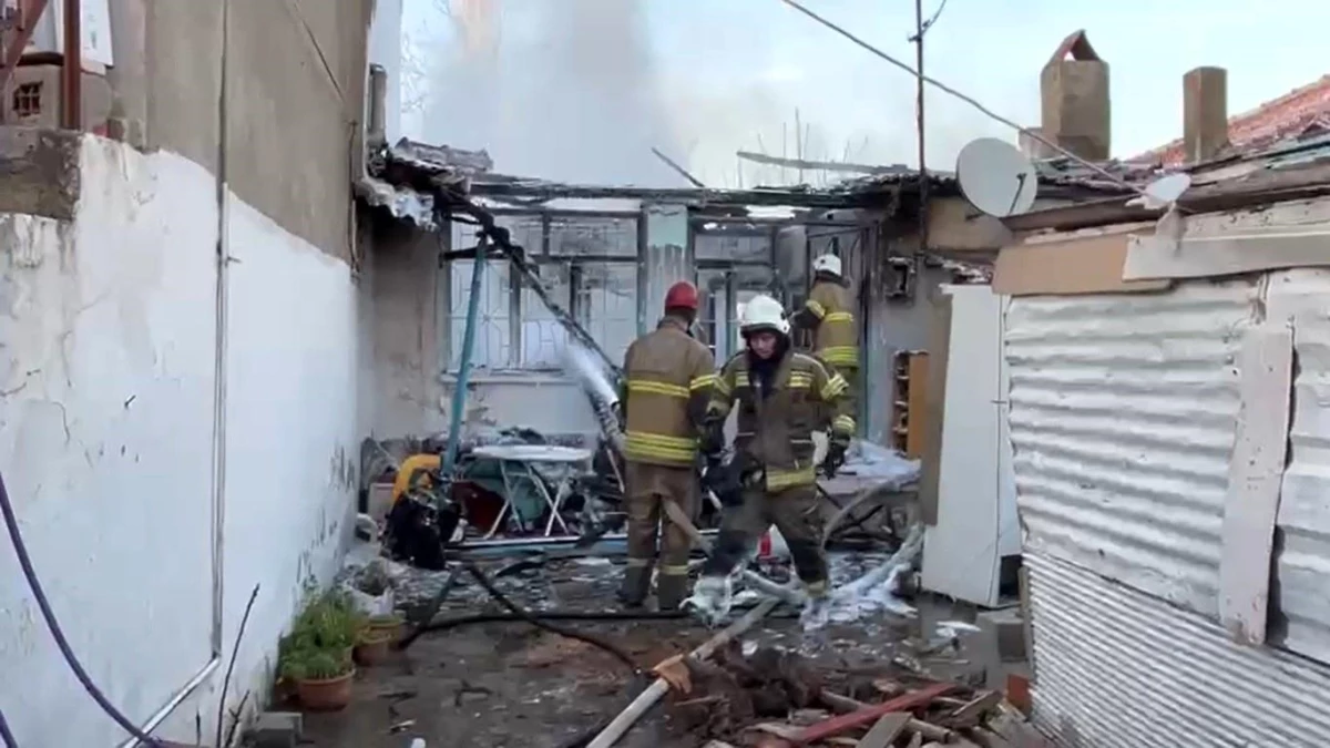 İzmir Aliağa\'da Müstakil Evde Çıkan Yangın Kontrol Altına Alındı