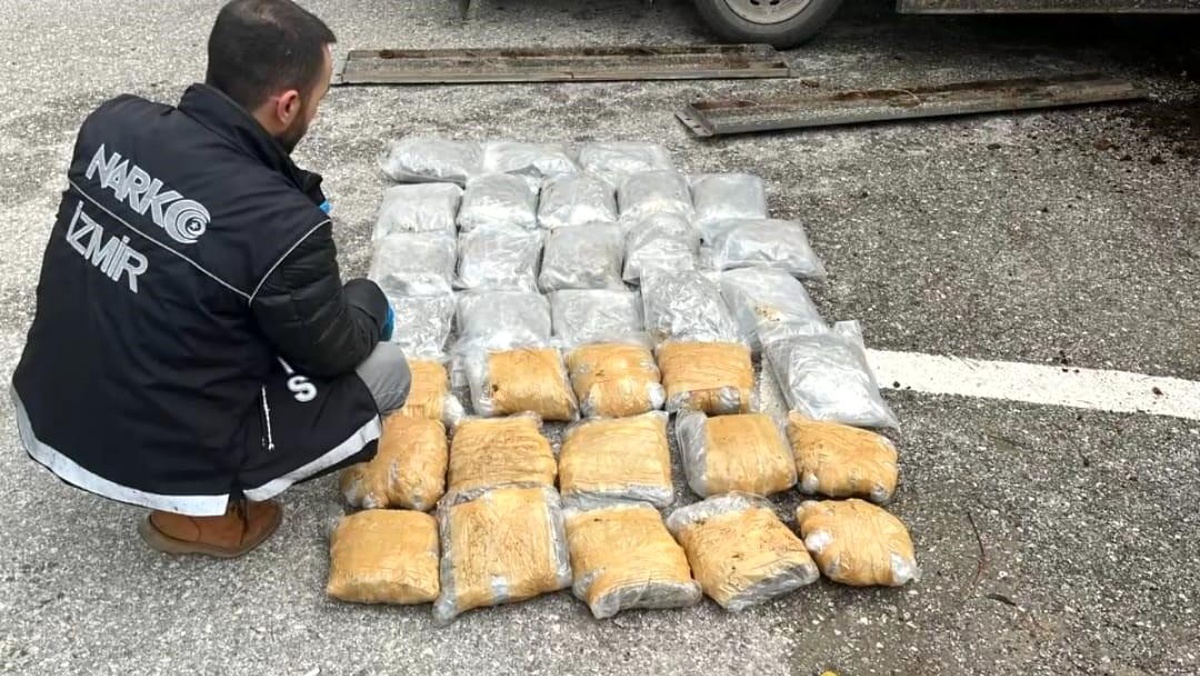 İzmir\'de 20 kilogram skunk ele geçirildi