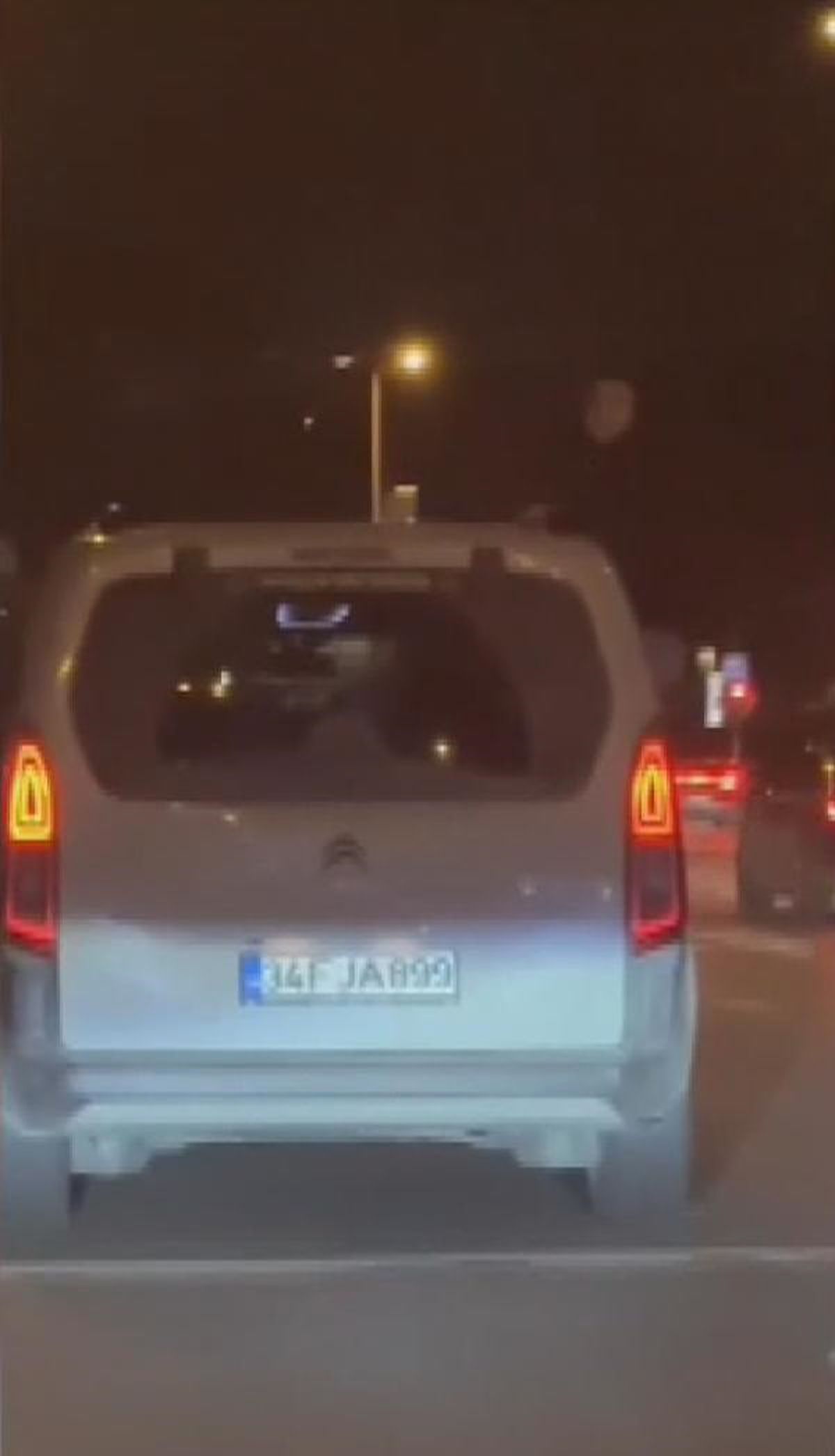 Kadıköy\'de Tehlikeli Yolculuk: Arka Camdan Sarkan Kadın
