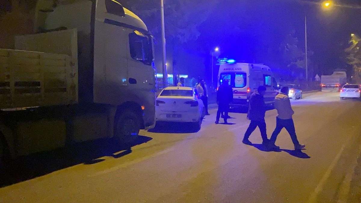 Adıyaman\'da Kamyon ile Otomobil Çarpışması: 1 Yaralı