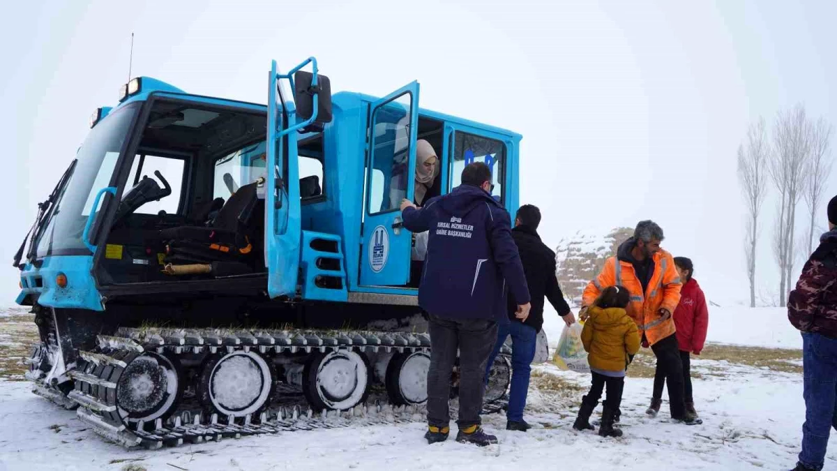 Erzurum\'da kar ve tipi nedeniyle mahsur kalan öğrenciler kurtarıldı