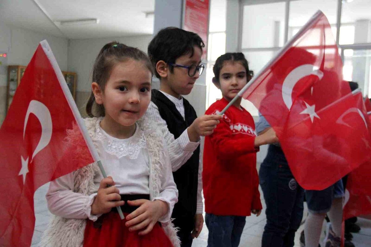 Kayseri\'de 323 Bin Öğrenci Karne Heyecanı Yaşadı