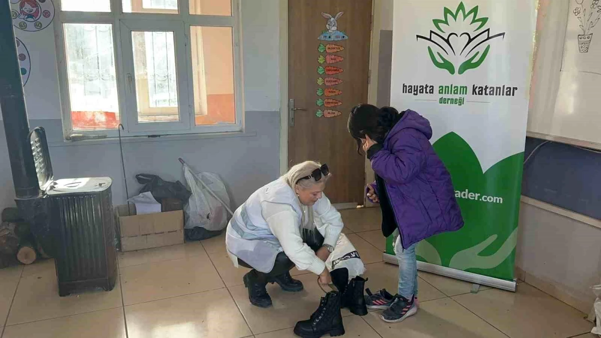 Hayata Anlam Katanlar Derneği, Samsun\'da Öğrencilere Giysi Yardımı Yaptı