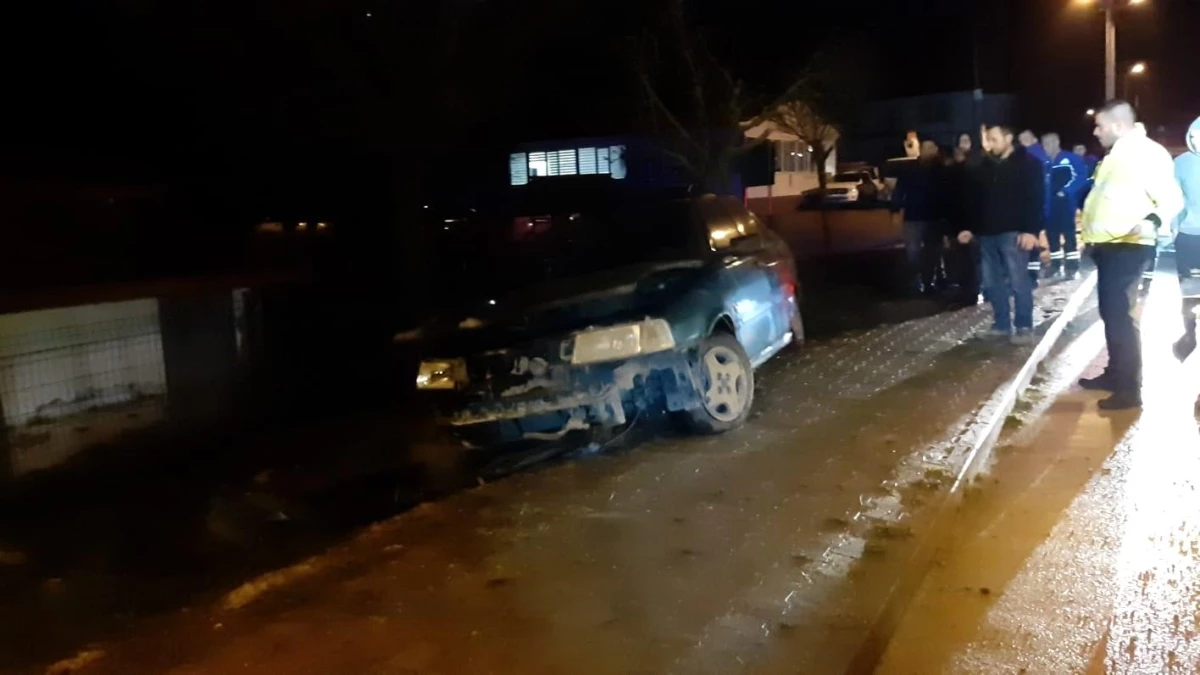 Bolu\'da otomobil yoldan çıkarak yan yattı: 2 yaralı
