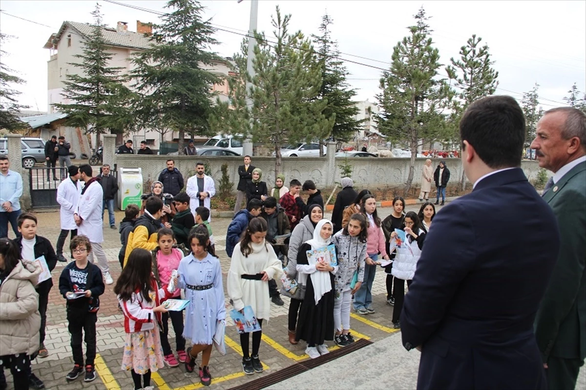 Konya, Karaman, Aksaray ve Afyonkarahisar\'da öğrenciler karnelerini aldı