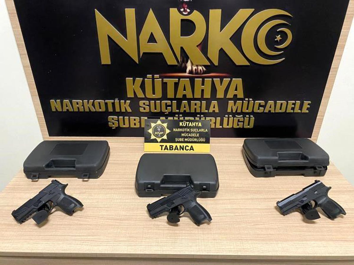 Kütahya\'da durdurulan araçta 3 adet ruhsatsız tabanca ele geçirildi