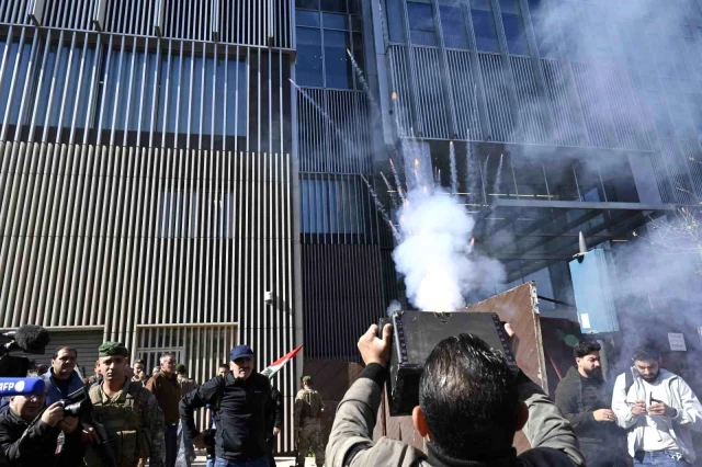 Lübnan'da Mevduat Sahipleri Merkez Bankası'na Karşı Protesto Düzenledi