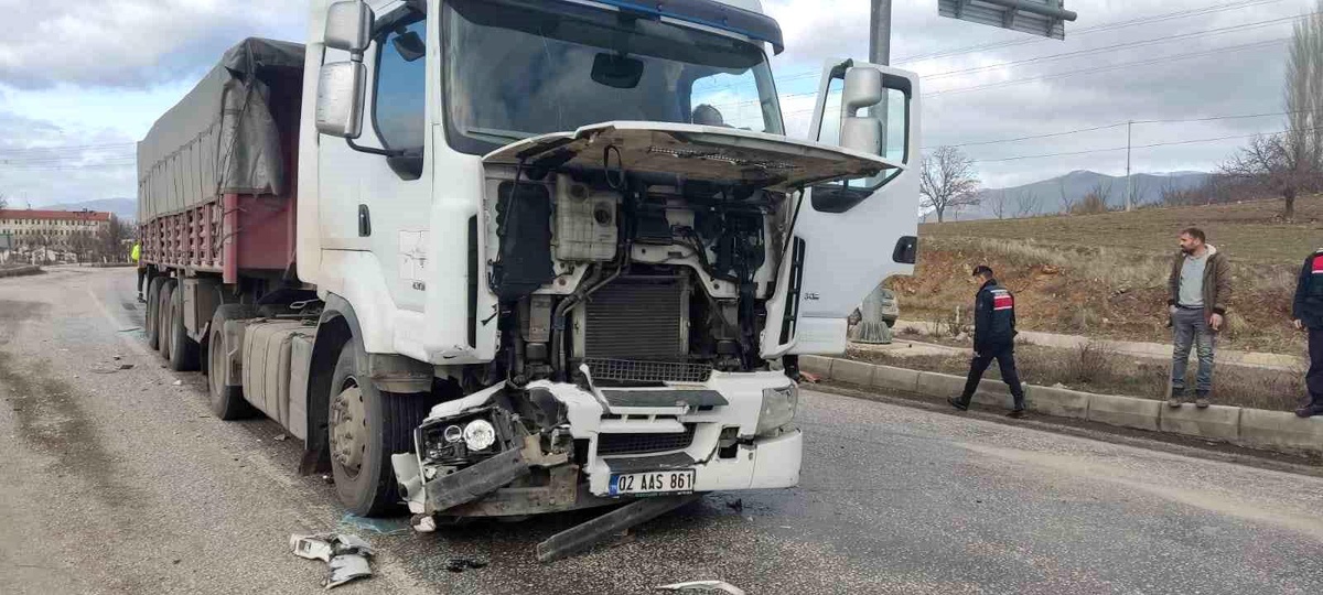 Malatya\'da kamyon ile otomobilin karıştığı kazada 1 kişi yaralandı