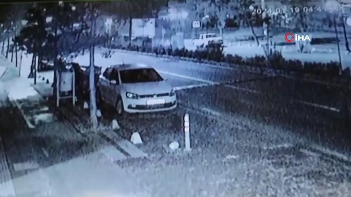 Malatya\'da kontrolden çıkan kamyon aracı böyle sürükledi