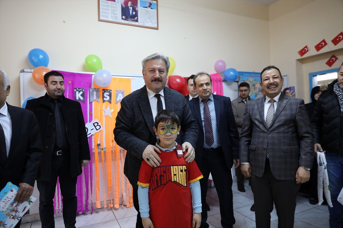 Melikgazi Belediye Başkanı Mustafa Palancıoğlu, Atatürk İlkokulu\'nda Karne Dağıtım Törenine Katıldı
