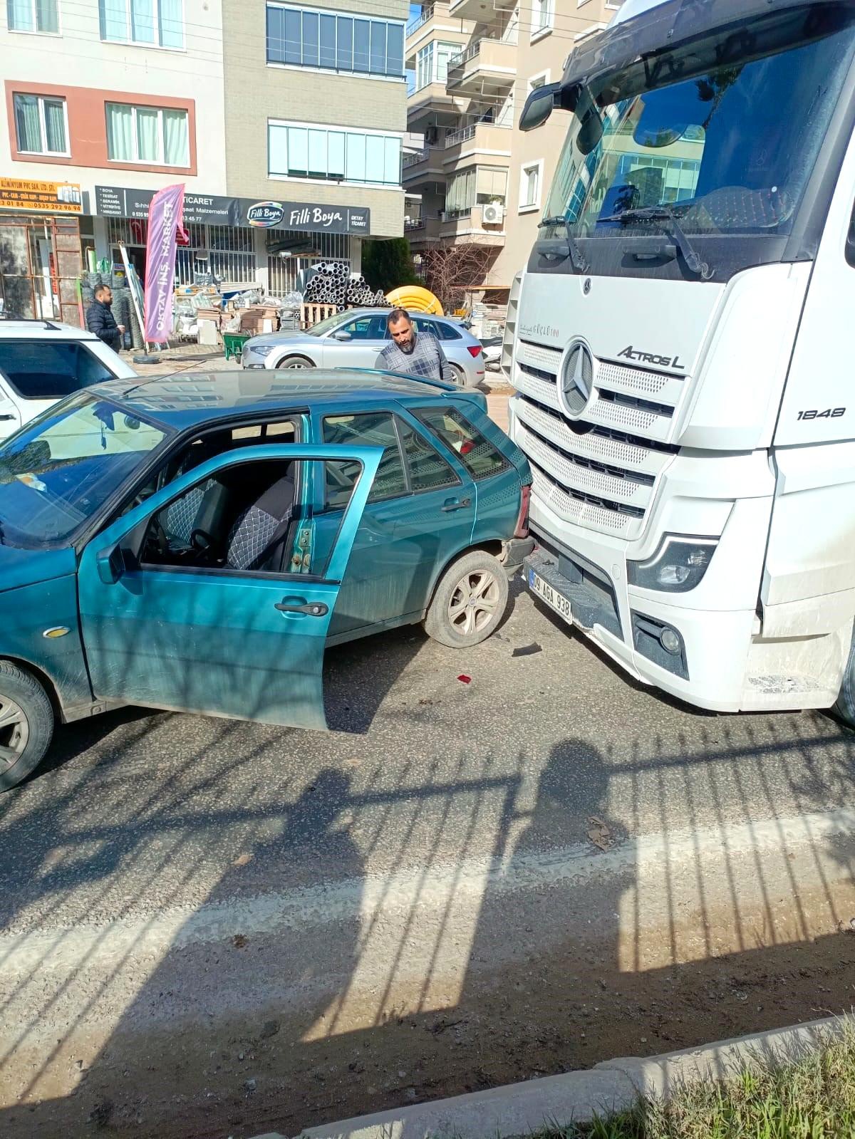 Muğla\'da otomobil ile tır çarpıştı, yaralanan olmadı