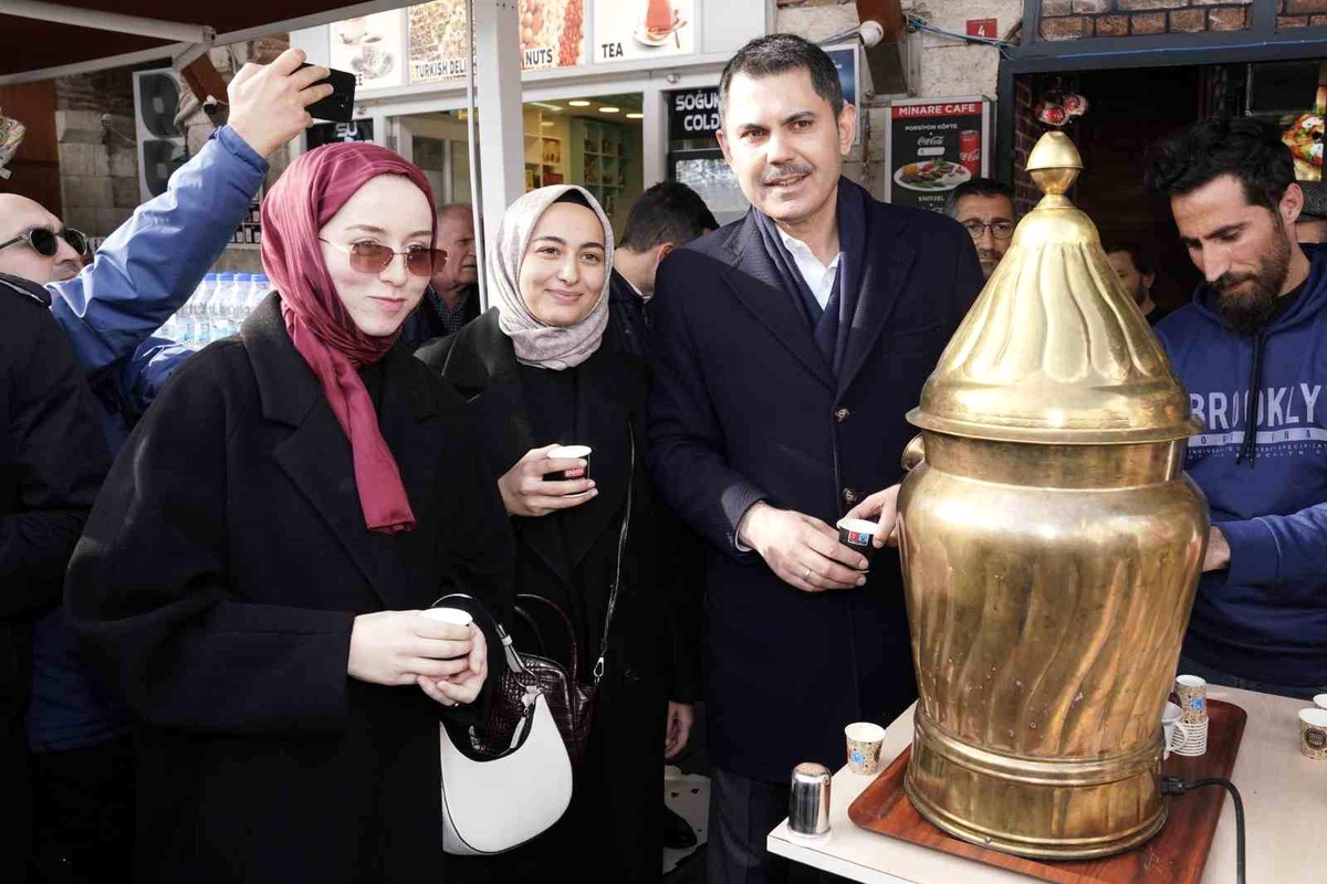 Murat Kurum, Ayasofya\'da namaz kıldı ve salep dağıttı