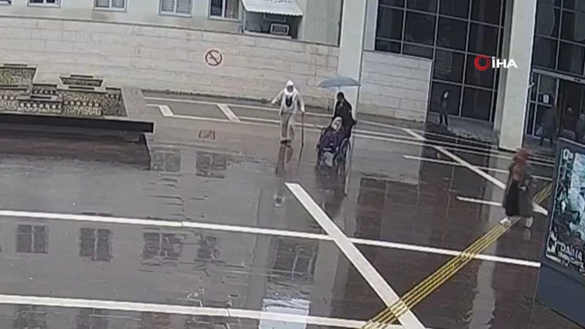 Osmaniye\'de polisten yürekleri ısıtan hareket kamerada: Yağmurda engelli vatandaş tuttu