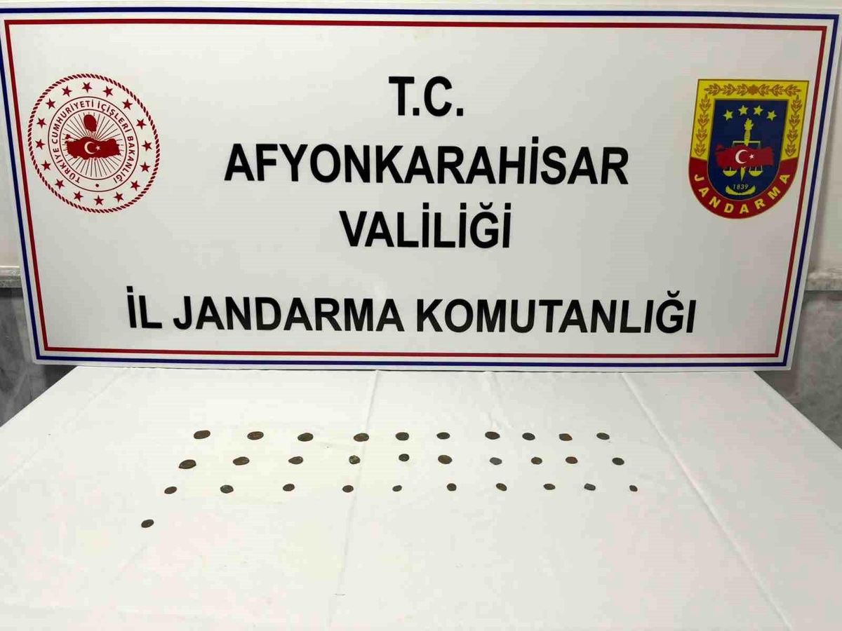 Afyonkarahisar\'da Şüpheli Hareketlerde Bulunan Şahıs Tarihi Sikkeleri Jandarmaya Teslim Etti