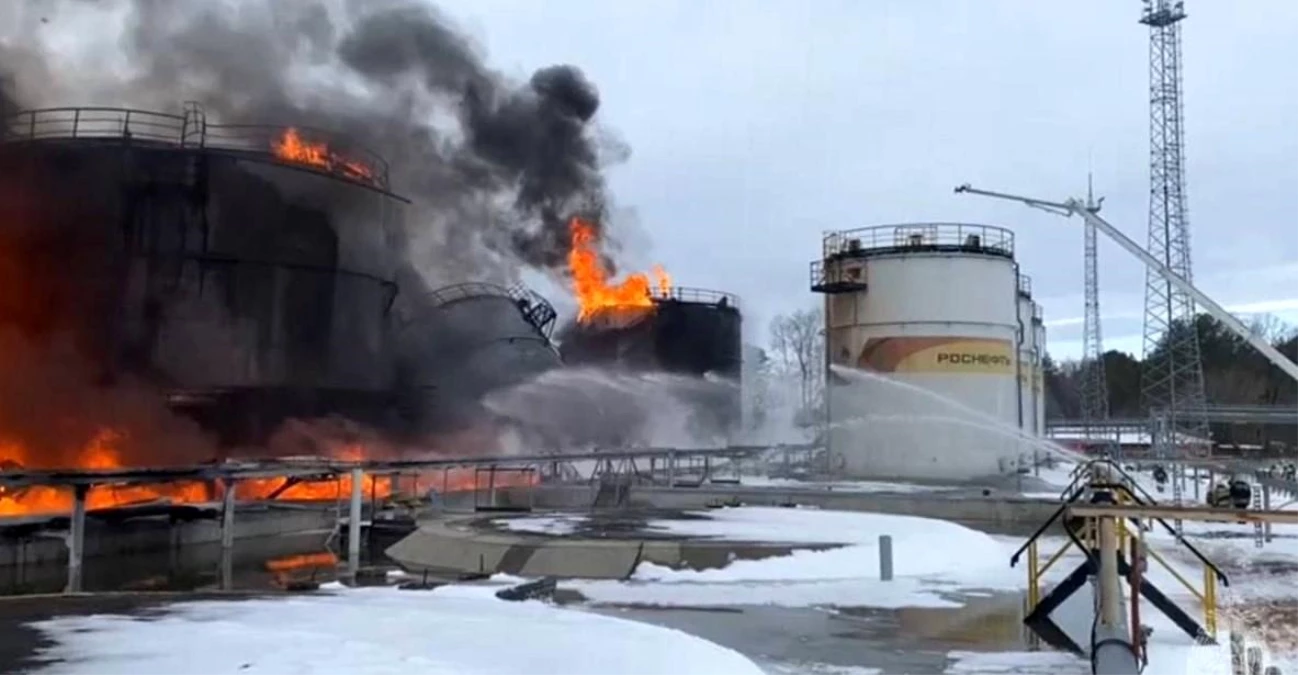 Rusya\'nın Bryansk Bölgesi\'nde Ukrayna\'ya ait dronun petrol depolama tesisine düşmesi sonucu yangın çıktı