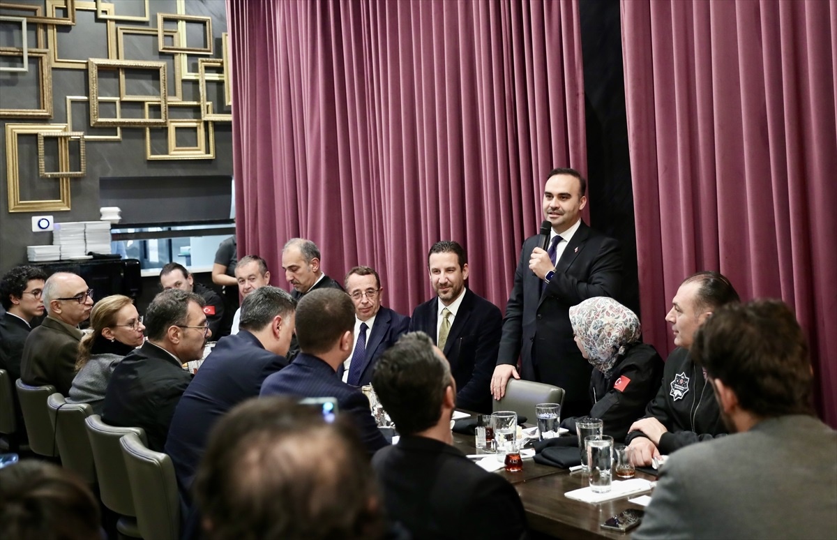 Sanayi ve Teknoloji Bakanı Mehmet Fatih Kacır, Türkiye\'nin ilk astronotu Alper Gezeravcı\'nın uzaya gidişini kutladı