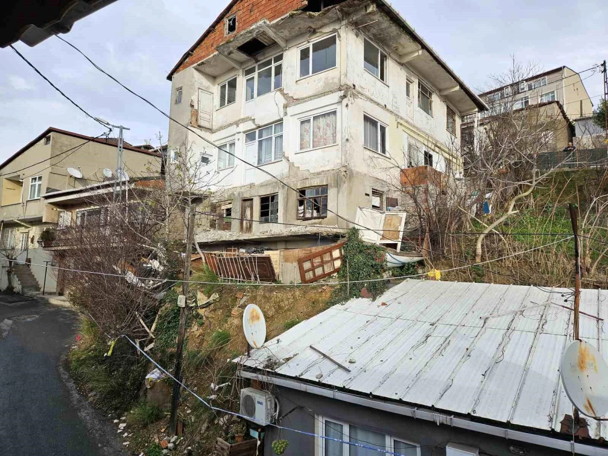 Sarıyer\'de yıkılma tehlikesi olan 50 yıllık harabe bina paniğe neden oldu