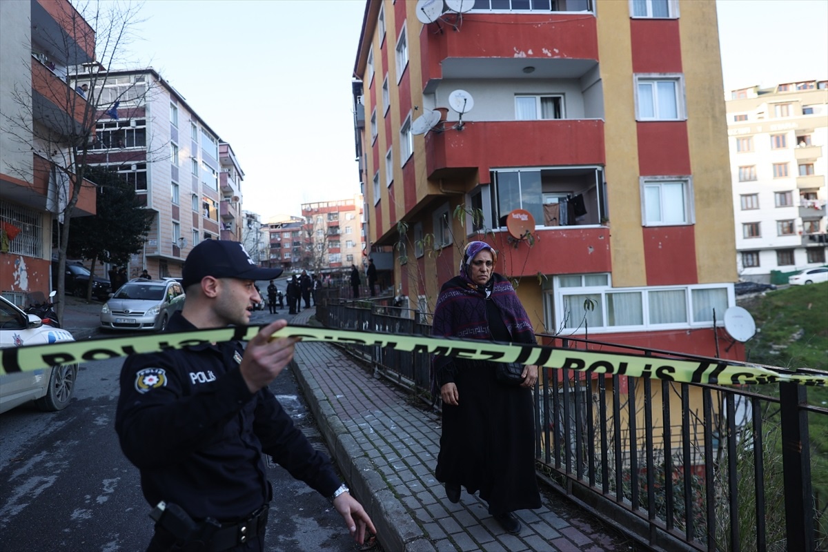 Sultangazi\'de park halindeyken fireni boşalan minibüs çocuğa çarptı