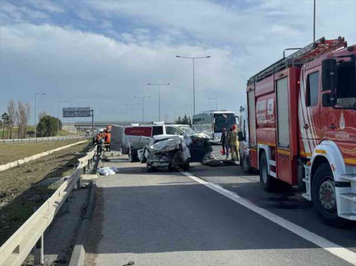 TEM Otoyolu'nda korkunç kaza! Bariyerlere çarpan otomobildeki 3 kişi hayatını kaybetti TEM Otoyolu'nda korkunç kaza! Bariyerlere çarpan otomobildeki 3 kişi hayatını kaybetti