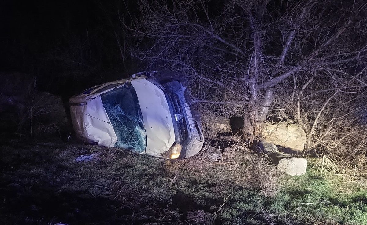 Tokat\'ta Otomobil Devrilmesi Sonucu 2 Kişi Yaralandı